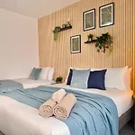 Convenient 2-Bed Apt 30Min To Central London