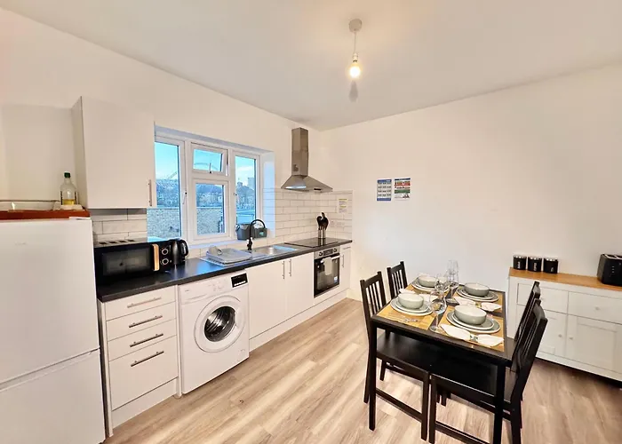 Convenient 2-Bed Apt 30Min To Central London
