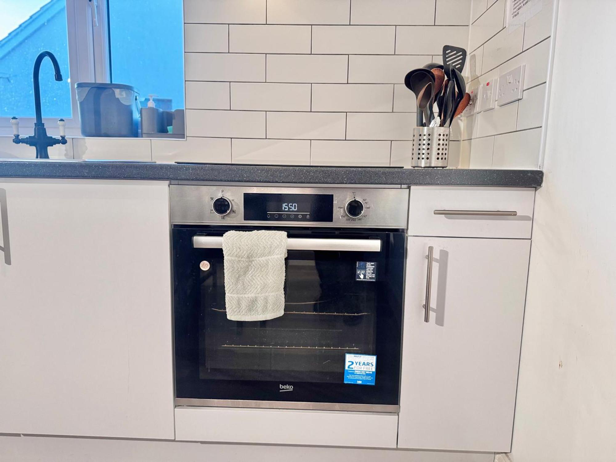 Convenient 2-bed 30min To * Londra