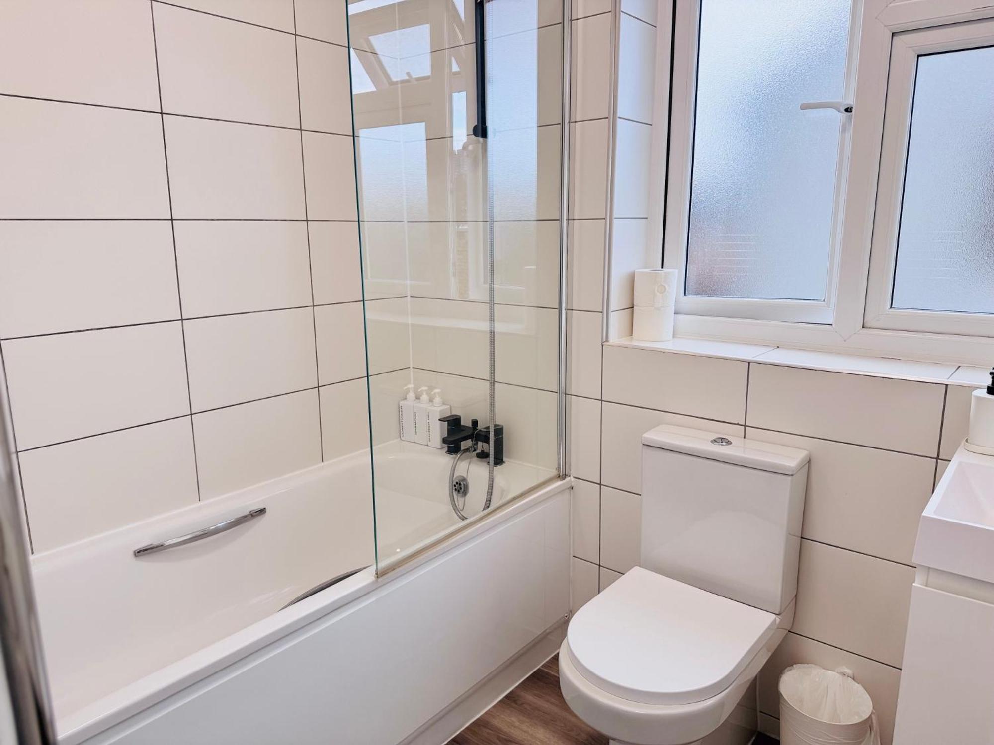 Convenient 2-bed 30min To * Londra